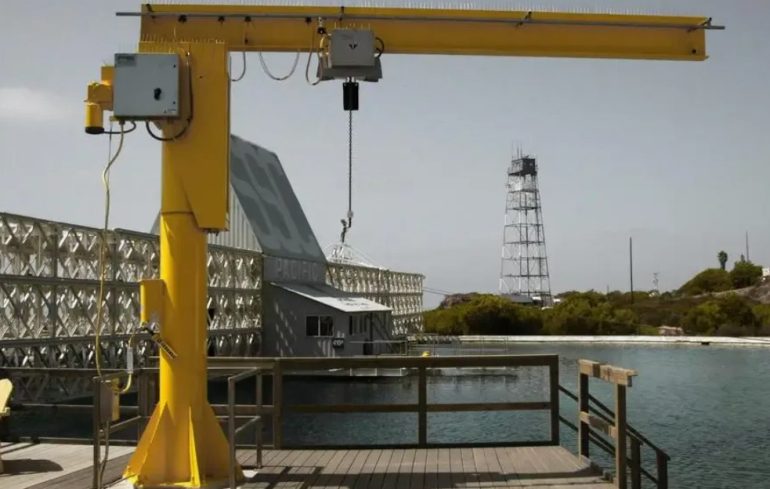 Настенные и передвижные консольные краны: сравнение и преимущества