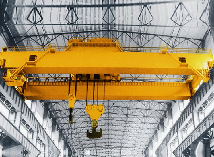 Мостовой двухбалочный кран: мощь, точность и универсальность в одном оборудовании