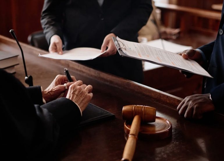 Услуги представителя в суде: пошаговый разбор, что входит в работу юриста от иска до исполнительного листа
